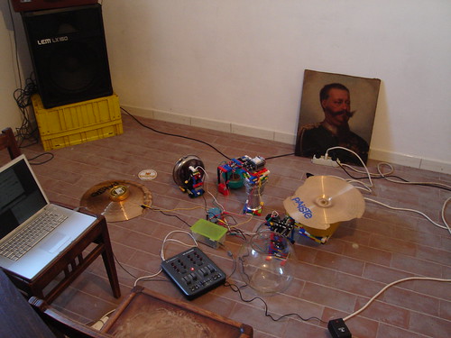 Setup completo di Rumentarium. Super Collider controlla Arduino, che a sua volta controlla gli strumenti. Setup completo di Rumentarium. Super Collider controlla Arduino, che a sua volta controlla gli strumenti.