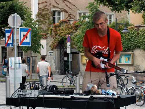 Una performance di musica elettronica in piazza Pfarrplatz