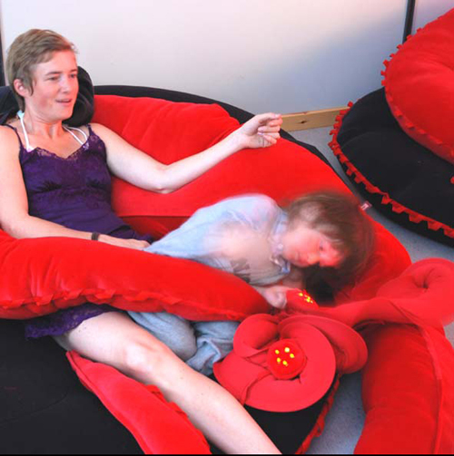 Mother and child playing and relaxing in the interactive sound furniture Vinings, all'Ingvar Kamprad Design Center di Lund, Svezia 2007. Fotografia di Birgitta Cappelen.