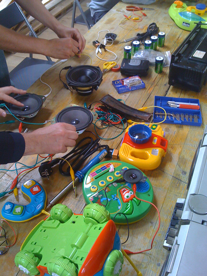 Tools, toys, speakers and other stuff used during the workshop. Photo by RadioPapesse.