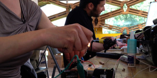 Hands on the circuits. Photo by RadioPapesse.