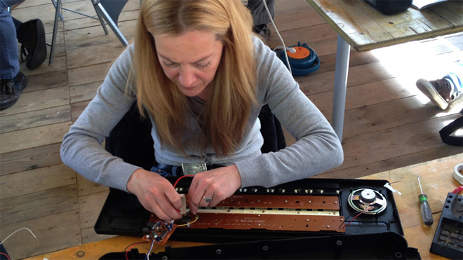 Turning an old radio in a touch synthesizer. Photo by RadioPapesse.